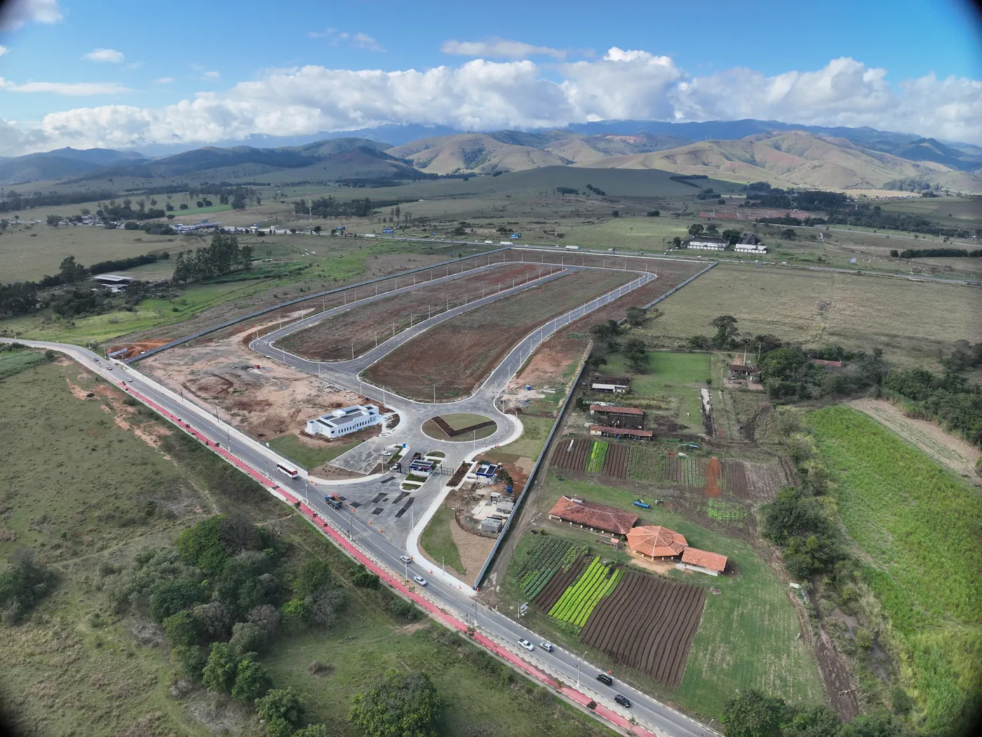 Vista aérea do BIP VALE com a entrada e a rotatória, no eixo da Dutra