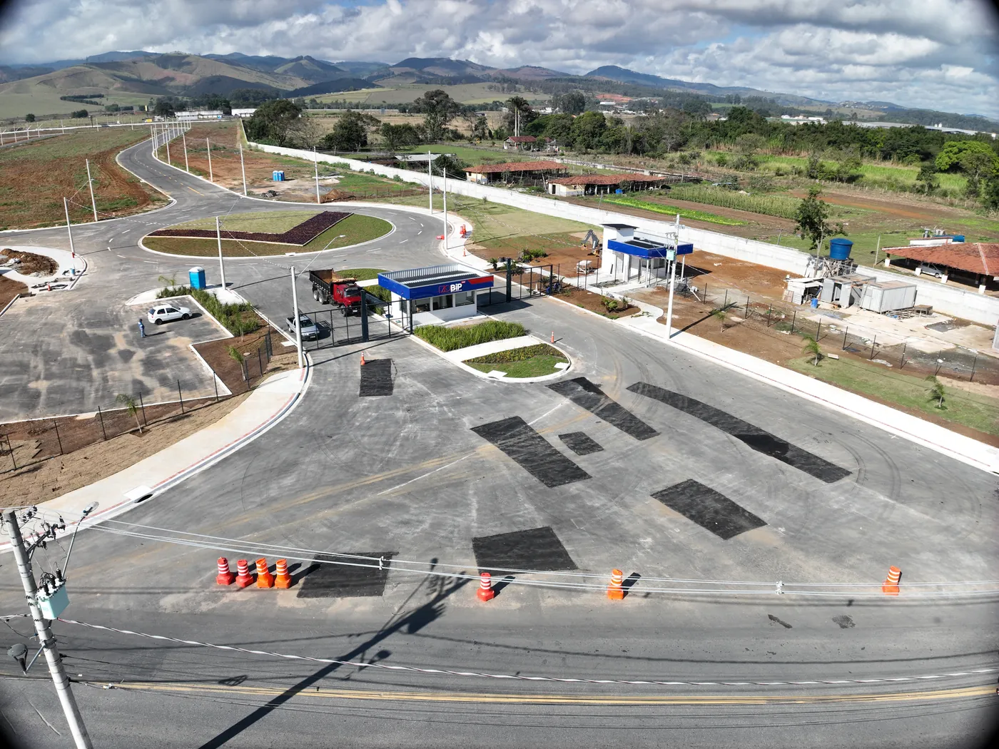 Chegada pela portaria do BIP VALE com o pórtico de acesso